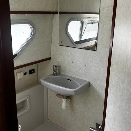 Bateau-maison Spacieux Au Port - 8 Pers. - Api-1-46-38 *